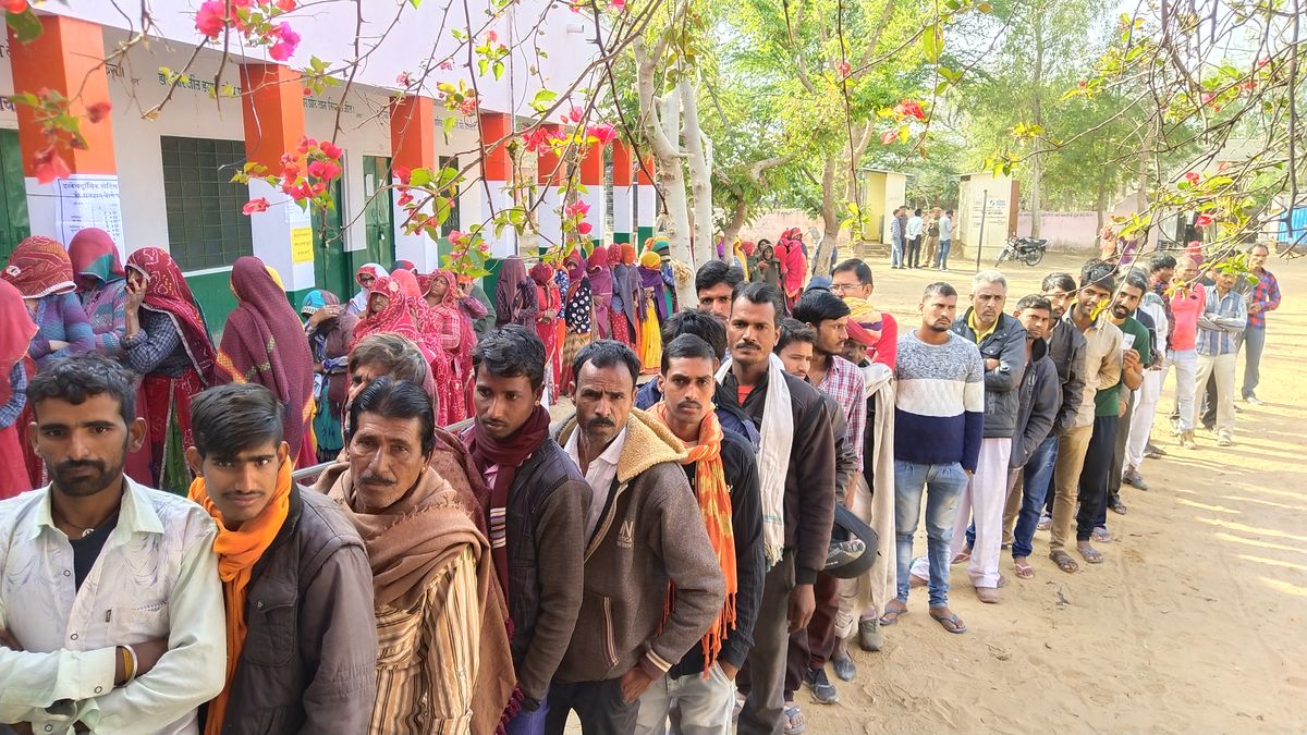 कुचामन के निकट एक मतदान केन्द्र पर वोटिंग के लिए उमड़े ग्रामीण।