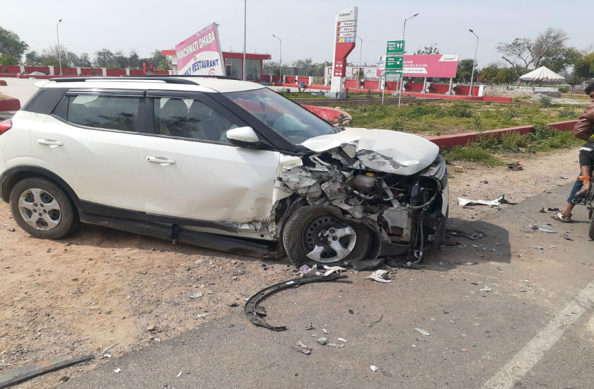 आगरा-जयपुर हाईवे पर कार ने श्रृद्धालुओं से भरे टैम्पों को मारी टक्कर, एक की मौत और 12 घायल