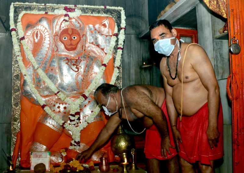 कोरोना वायरस का कहर : मंदिरों में मास्क पहनकर कर रहे पूजा
