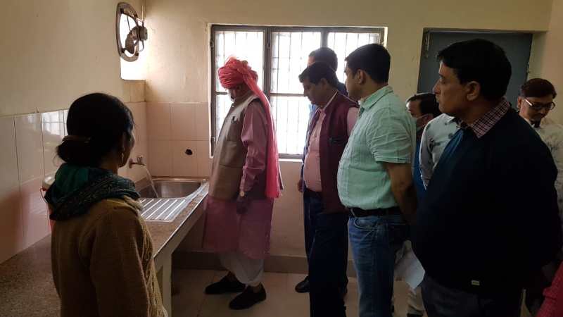 Coronavirus रोकथाम की तैयारियों का जायजा लेने पहुंचे मंत्री का गंदगी देख चढ़ा पारा, अधीक्षक को लगायी लताड़