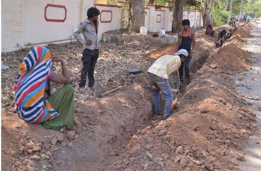मनरेगा में समूह में हाजिरी बंद, मजदूरों को अंडे, मास से बचने की सलाह