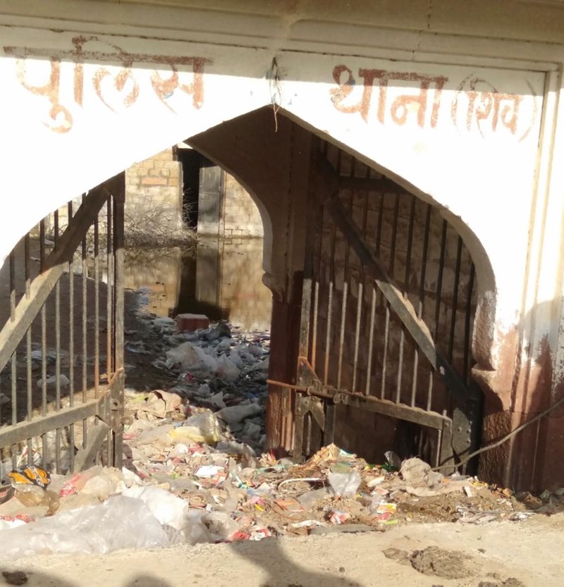 आजादी के पहले का थाना, पन्द्रह साल पहले बंद,  अब कचरा पाइंट