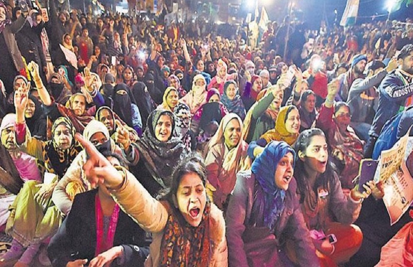 कोरोना की दहशत के बावजूद प्रदर्शन पर अड़ा शाहीनबाग, सड़कों पर बैठी हैं महिलाएं