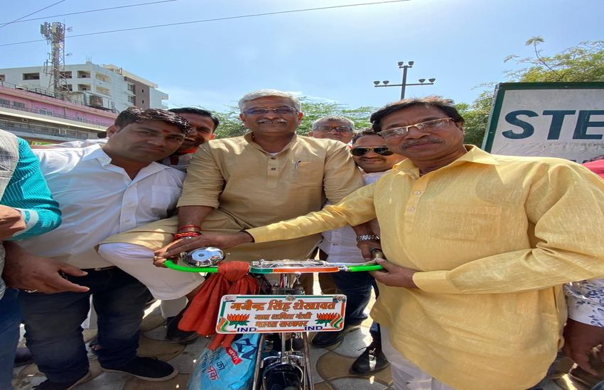 साइकिल पर मंत्रीजी की सवारी, आगे नेम प्लेट भी लगाई...