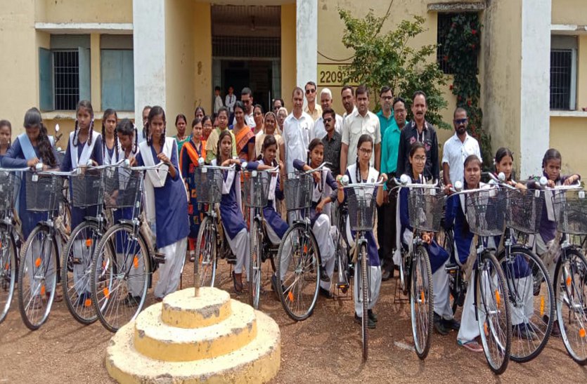 48 girl students of Lakholi school got bicycle