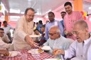 मंत्री ने परोसा बुजुर्गों को भोजन