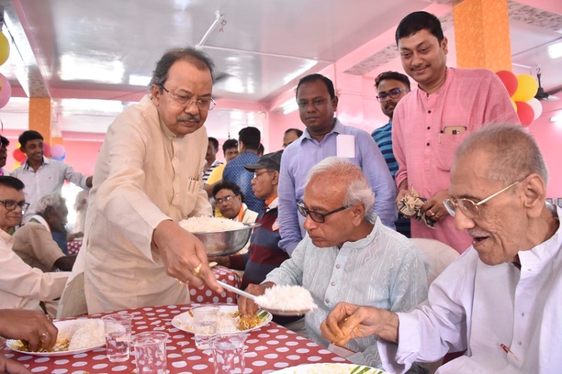 मंत्री ने परोसा बुजुर्गों को भोजन