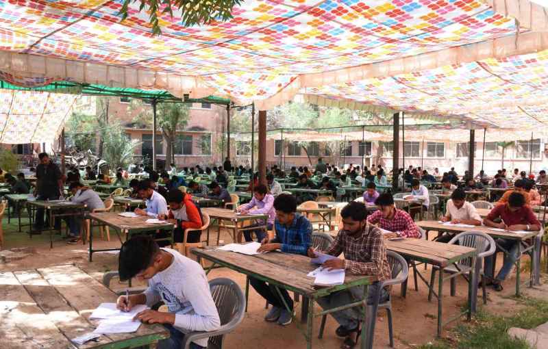 परीक्षा देने पहुंचे विद्यार्थी तो पता चला बदल गया परिसर