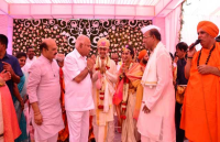 कोरोना वायरस: शादी में शामिल हो मुश्किल फंसे येदियुरप्पा, गवर्नर के पास पहुंची​ शिकायत