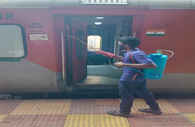 कोरोना का कहर : मुबंई-हावड़ा एक्सप्रेस चार दिनों तक रद्द, स्वास्थ्य विभाग ने स्टेशन में लगाया हेल्प डेस्क