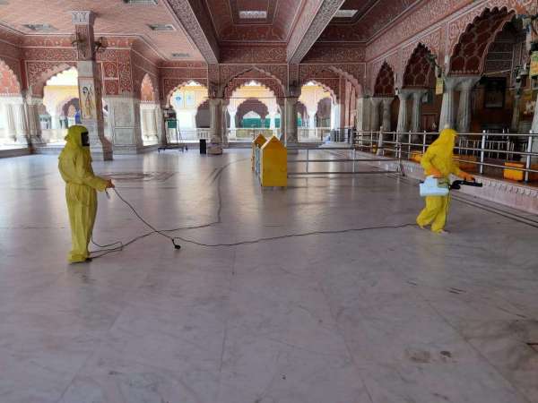 Corona Arlt also appeared in Jaipur's temples