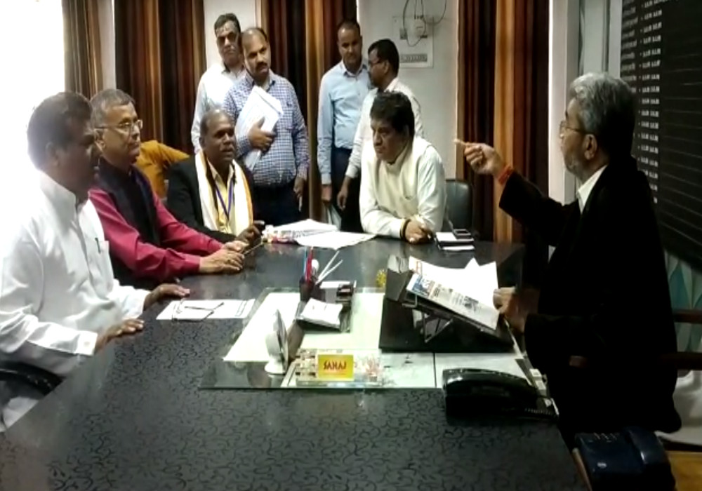 भाजपा नेता ने एडीएम पर लगाए आरोप, डीएम ऑफिस में इस बात पर हुई कहासुनी, वीडियो वायरल