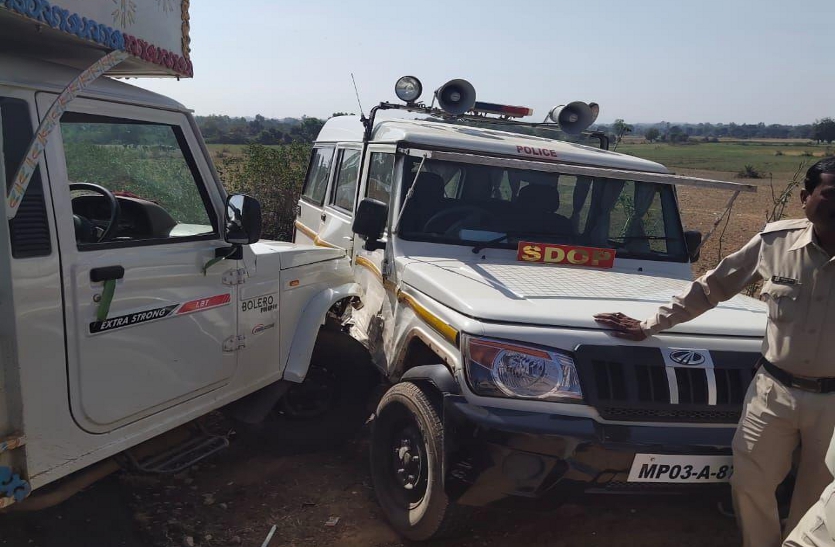 The four-wheeler of Police SDOP PK Saraswat of Sleemanabad was hit by a goat carrying vehicle.