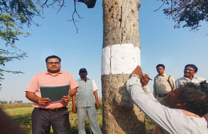 आयकर विभाग ने खेत किया कुर्क, पेड़ पर चिपकाया नोटिस