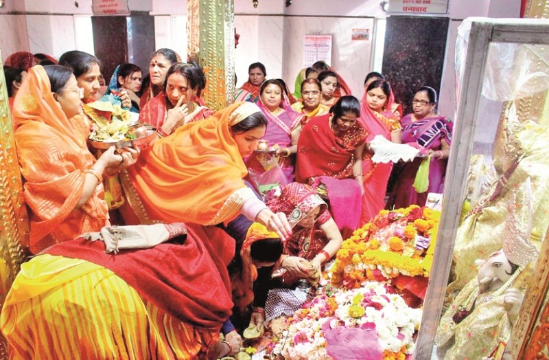 शीतला माता को ठंडे और बासी भोजन का ही भोग क्यों लगाया जाता है, इससे पीछे है एक दयालु व्यक्ति की कहानी