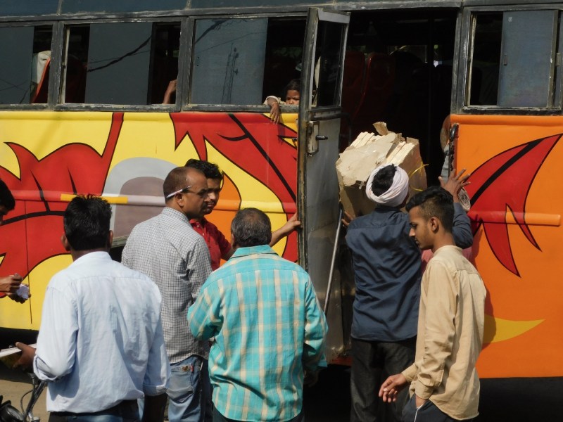 बसों में बेखौफ आवागमन कर रहे हैं यात्री