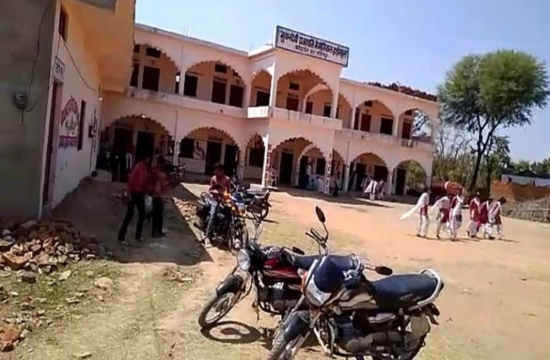 योगी सरकार के निर्देशों के बावजूद भी सुबह से ही खुला स्कूल, परीक्षाएं भी कराई सम्पन्न