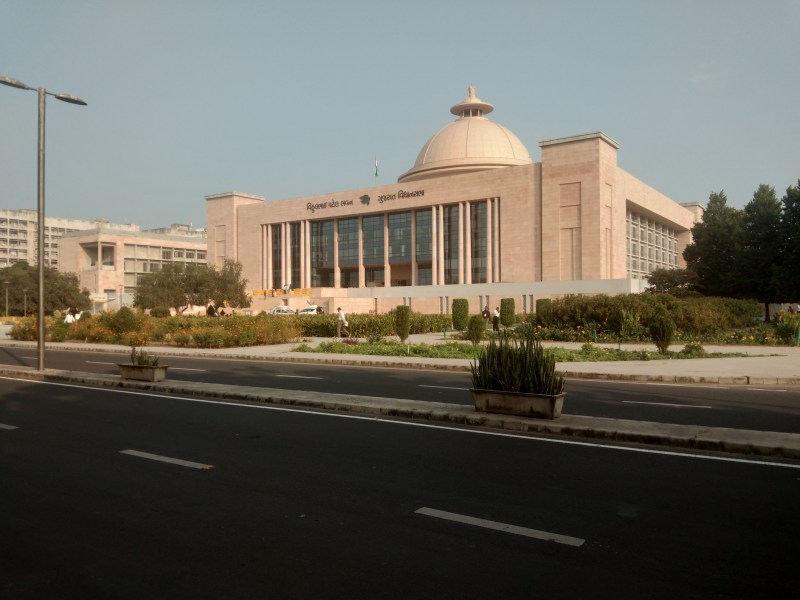 Gujarat: कांग्रेस विधायकों के इस्तीफे को लेकर सदन में बवाल