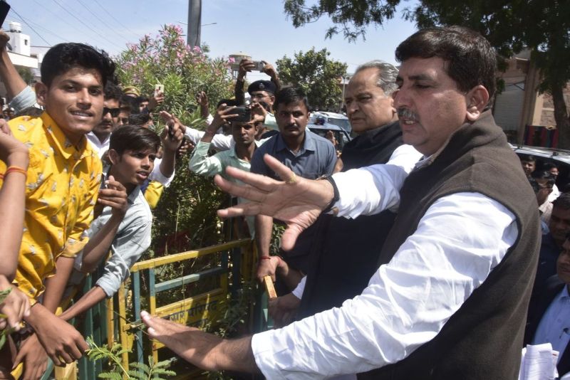 मुख्यमंत्री को देख आखिर क्यों भागे युवा, गहलोत भी सकपकाए