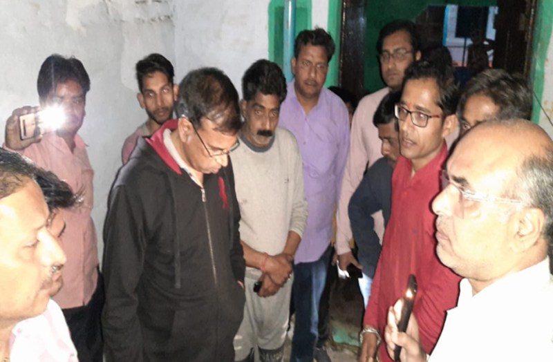 ताबड़तोड़ फायरिंग कर ज्वैलर को लूटा