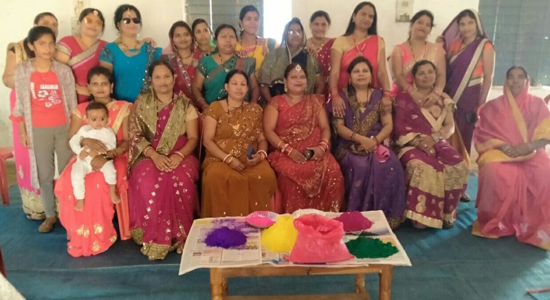 रंगों से सराबोर महिलाएं