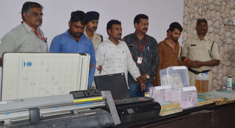 नए नोट की हूबहू कापी तैयार कर ली लेकिन वाटरमार्क के चक्कर में पकड़ाए गए