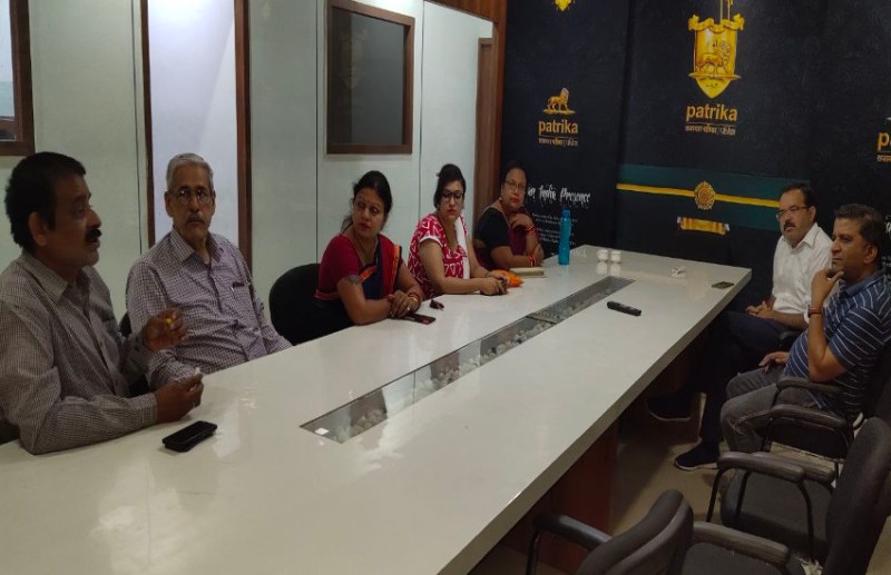 विप्र स्वास्थ्यसेवा संगठन ने कोरोना से बचने पत्रिका कार्यालय में बांटी दवाईयां