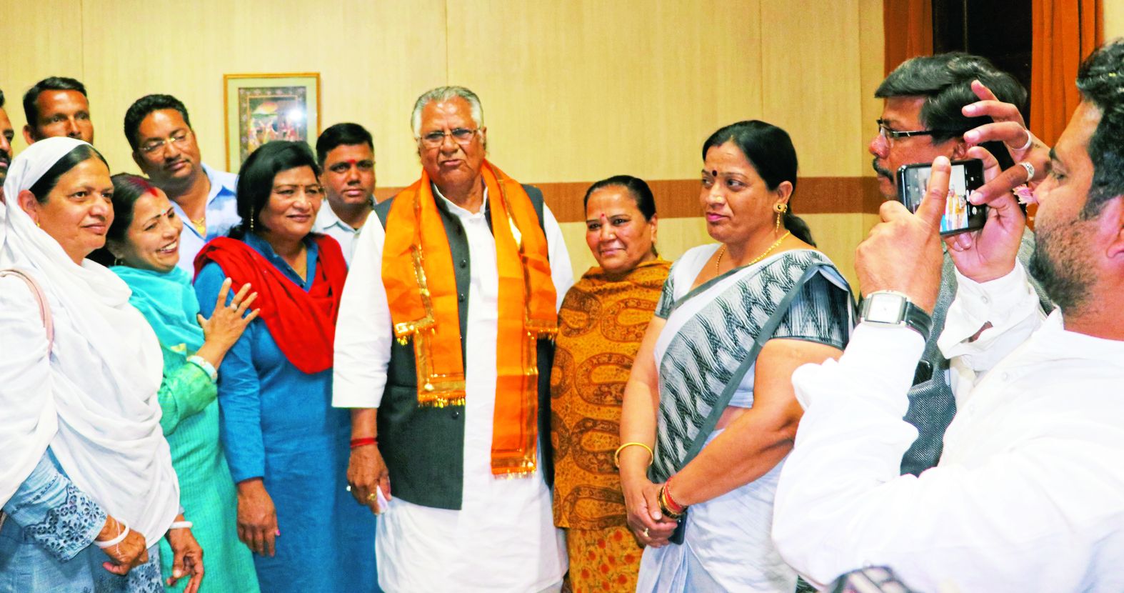 महिला कांग्रेस की नेता उदयपुर में मंत्री मेघवाल के साथ फोटो खिंचवाती।