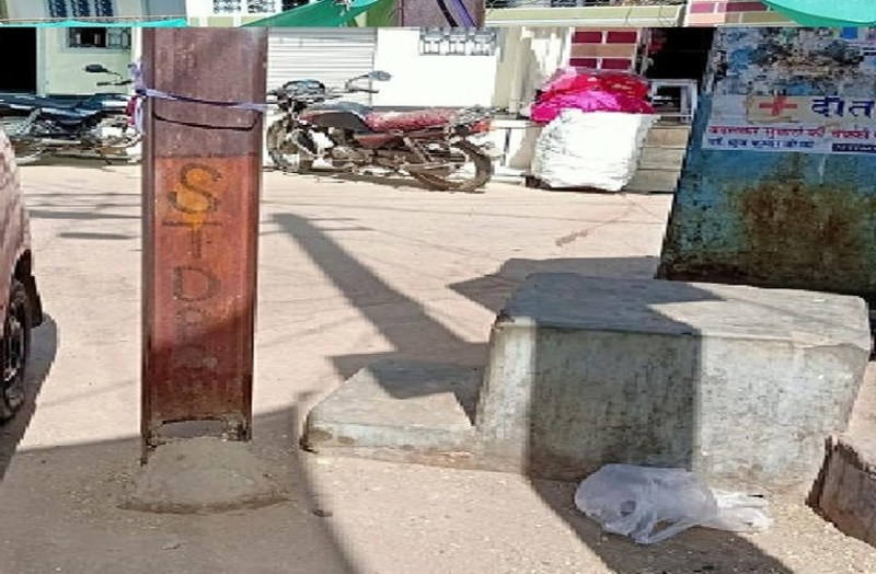 रेवदर में हादसे को न्योता देते क्षतिग्रस्त विद्युत खम्भे