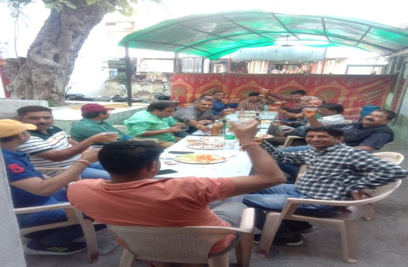 Patrika exclusive-पुलिस चौकी में शराब-कबाब पार्टी