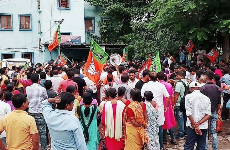 लिलुआ थाने का घेराव भाजपा समर्थकों ने किया