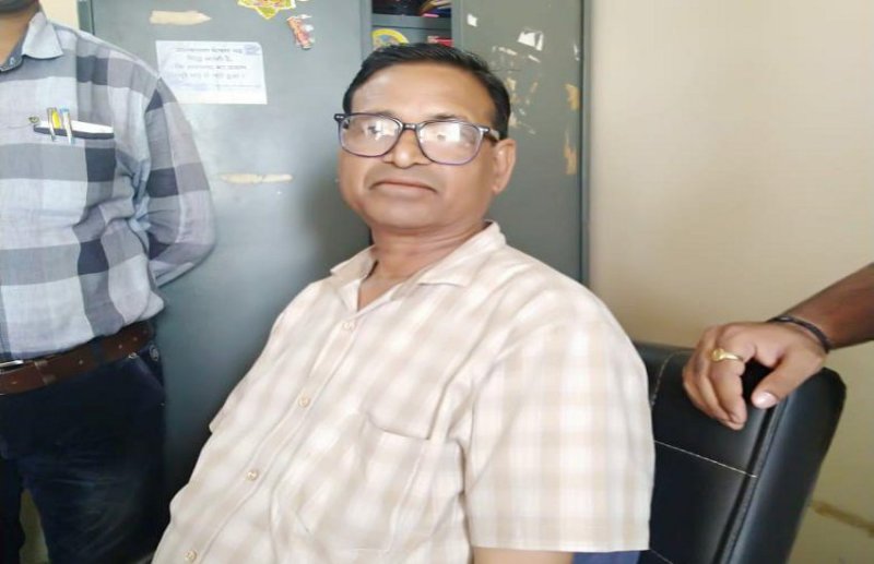 सीएमएचओ ऑफिस का मुख्य लिपिक रिश्वत लेते रंगे हाथों पकड़ाया