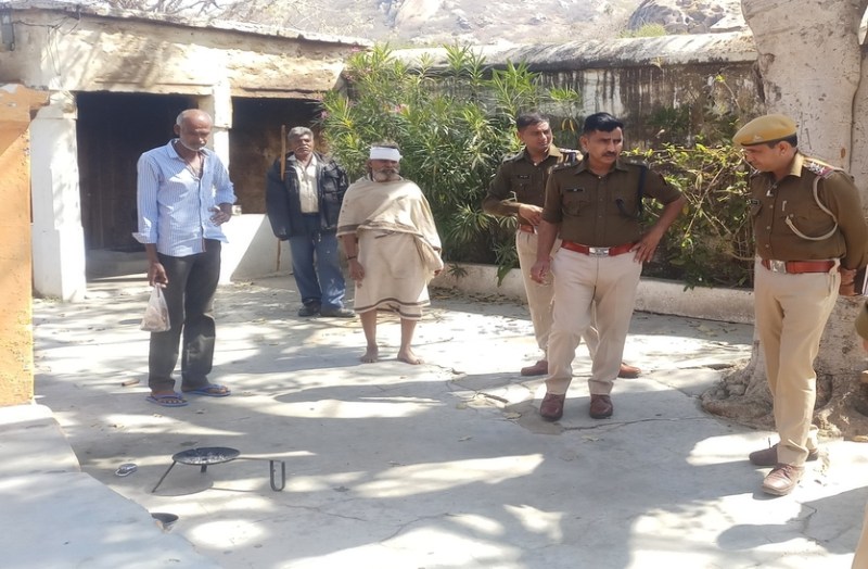 भद्रकाली मंदिर में हथियारों से लेस लुटेरों ने नगदी, चांदी व सोने के आभूषण लूटे, पुजारी को किया लहूलुहान