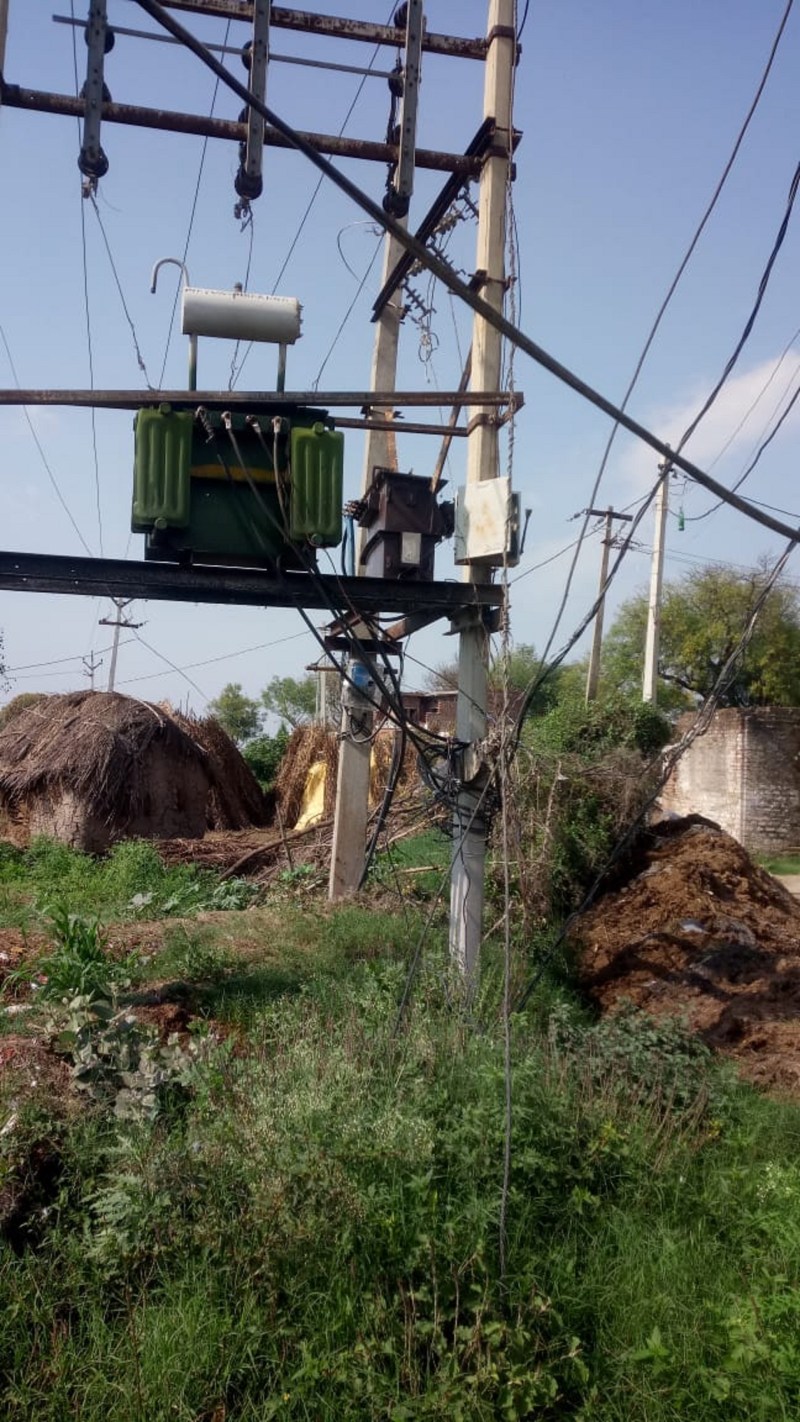 बिना स्वीकृति, स्टीमेंट के लगाया ट्रांसफॉर्मर और शुरू कर दी सप्लाई