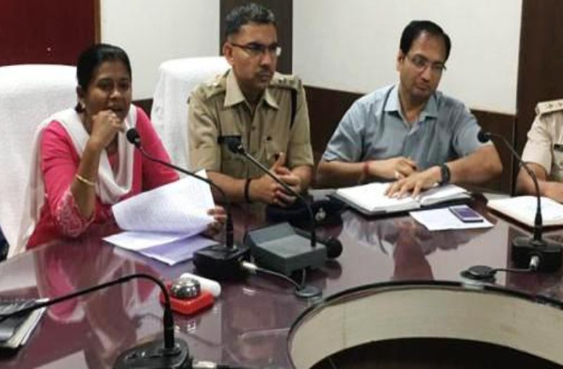 लोगों को सफर से दूर रहने की सलाह, कलेक्टर ने कहा अतिरिक्त सामानों की खरीदी के लिए दुकानों में न लगाएं भीड़