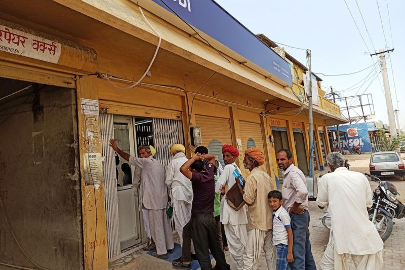 Ban on entry of more than four customers in bank