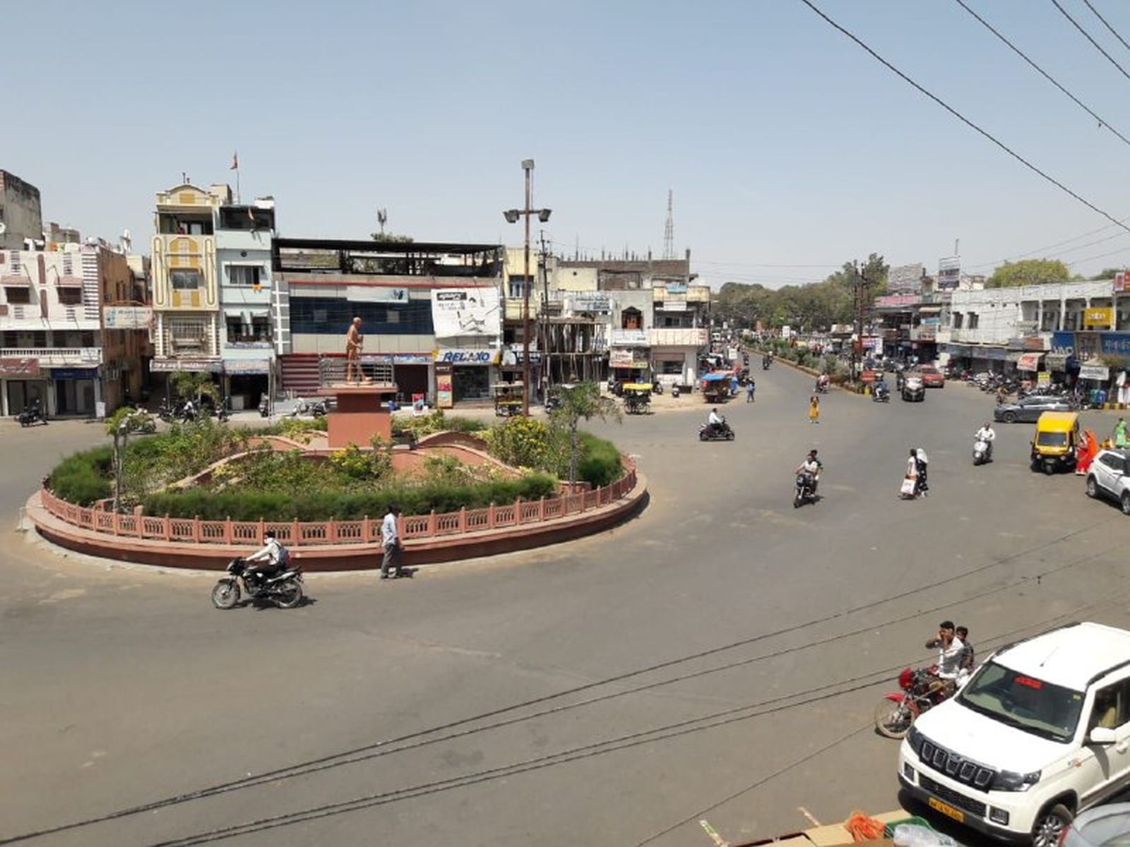 तापमान बढ़ा तो बाजार में पसरा सन्नाटा, मिट्टी के मटको की सजी दुकानें