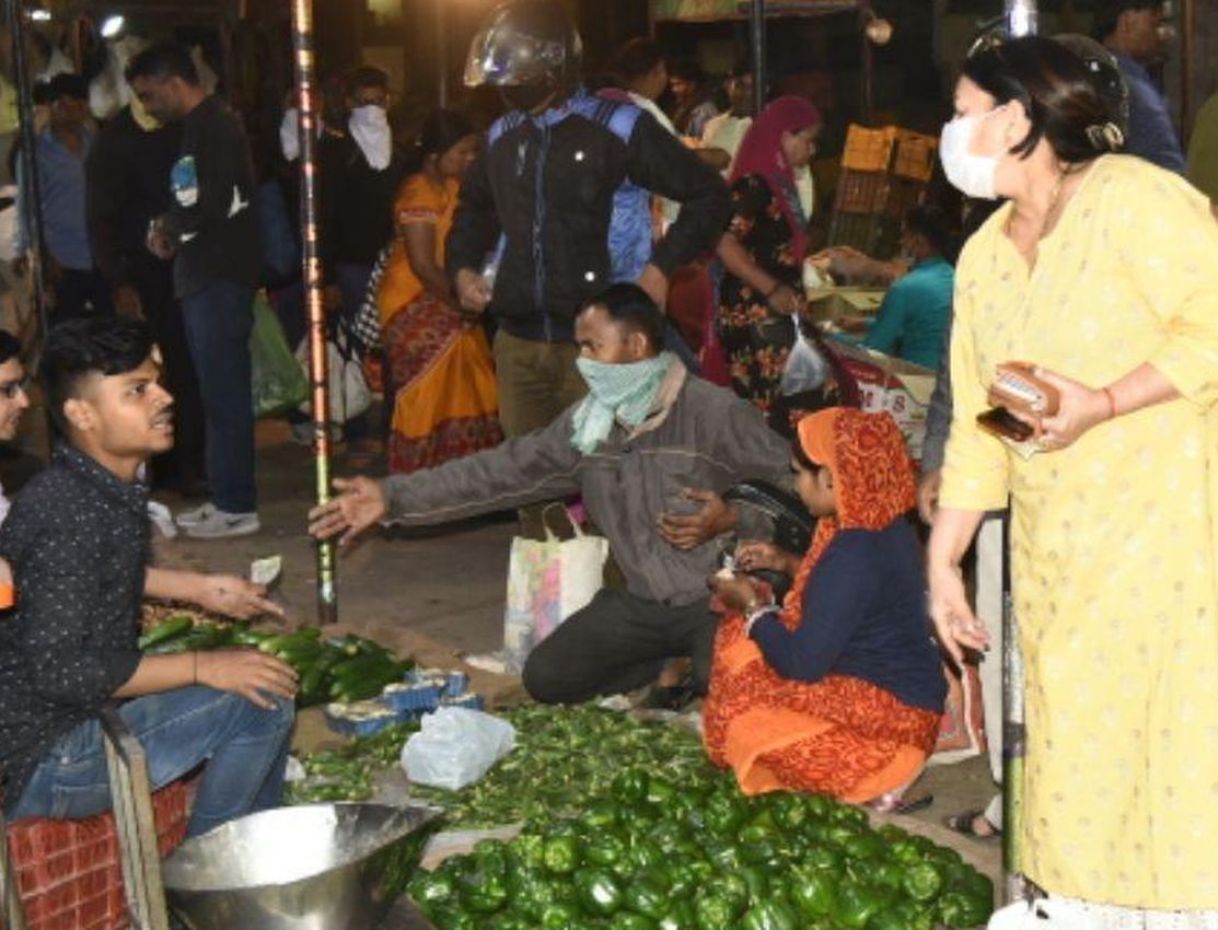 आलू 60 रुपए किलो बिका, किराने की दुकान-सब्जी मंडी में उमड़ी भीड़