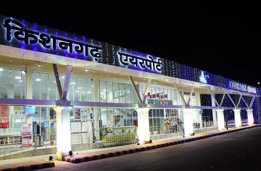 दिल्ली और अहमदाबाद की फ्लाइट रद्द