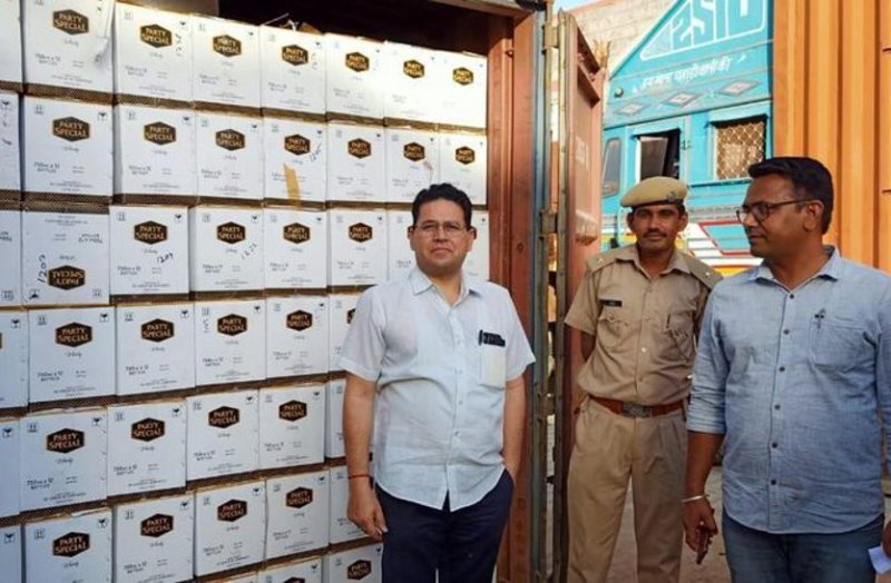 40 lakh illegal liquor caught, driver escaped leaving container