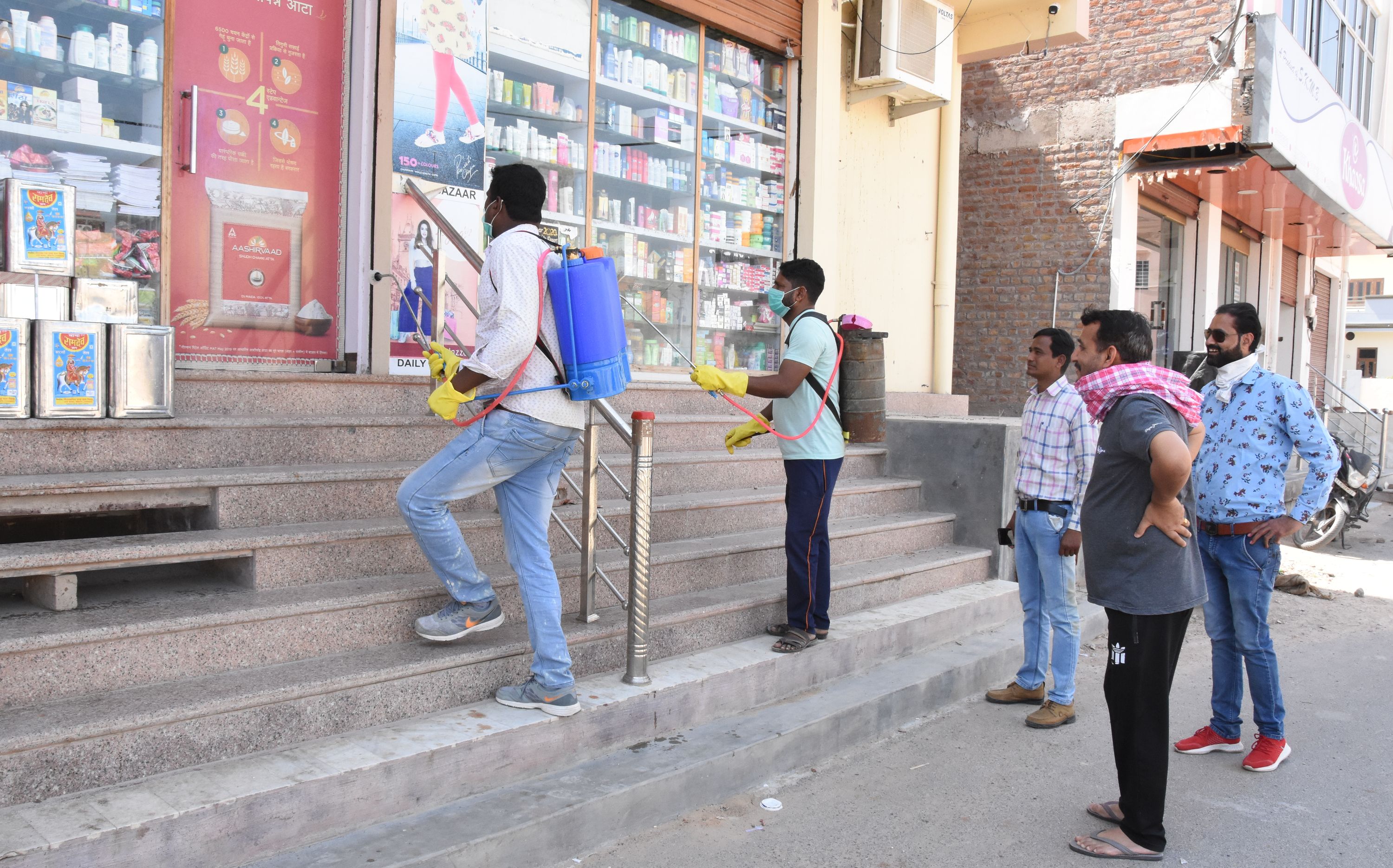रैन बसेरों से शौचालयों तक सोडियम हाइपो क्लोराइड का छिड़काव