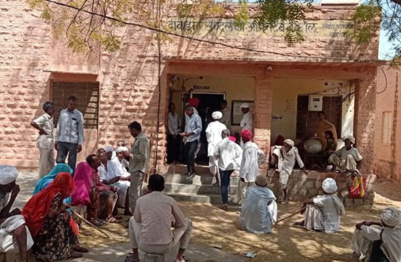 Queues to deposit loan amount in banks