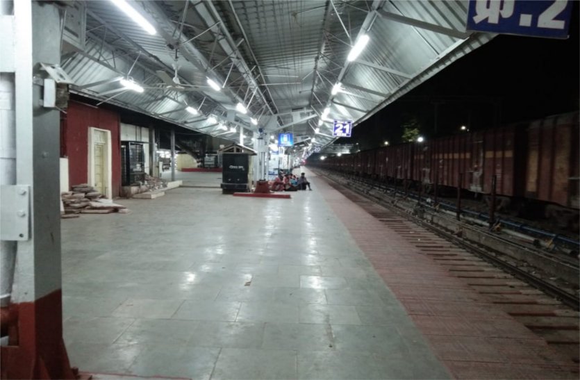 Trains are empty, platforms remain empty