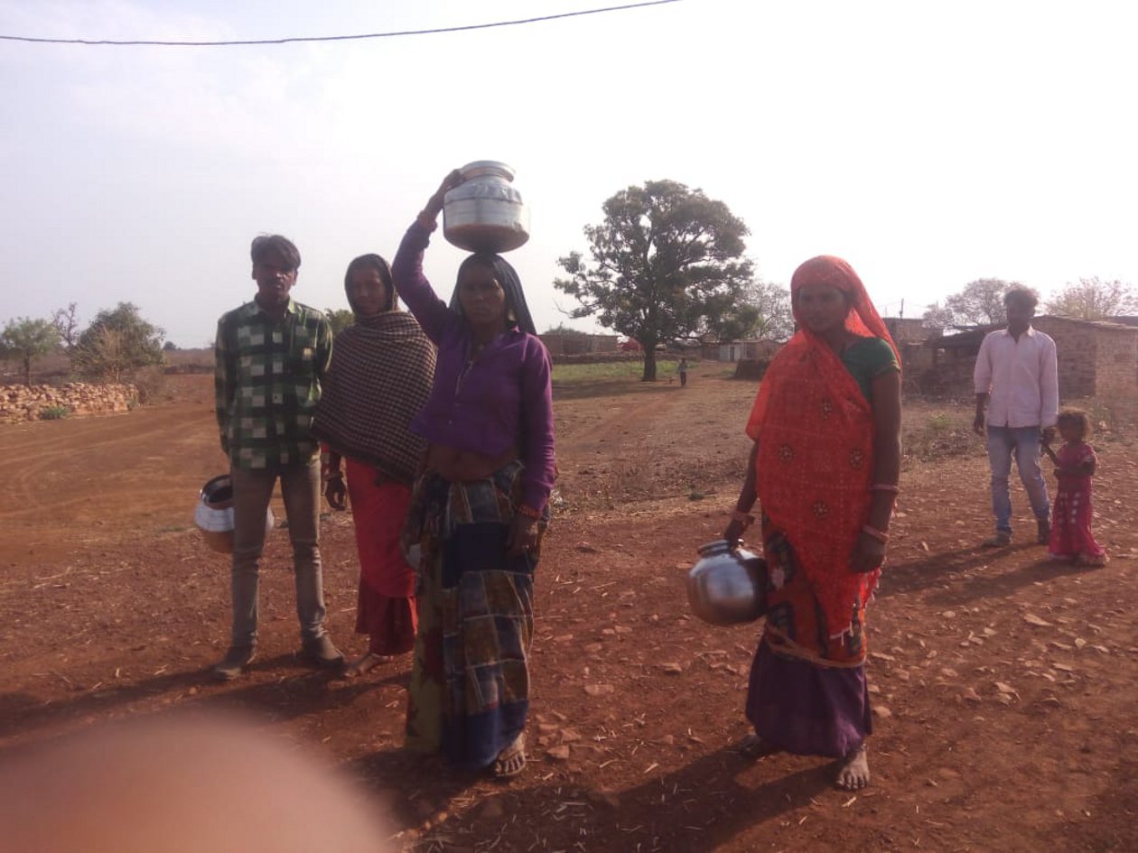 45 आदिवासी परिवारों को तीन किमी दूर से लाना पड़ रहा पानी