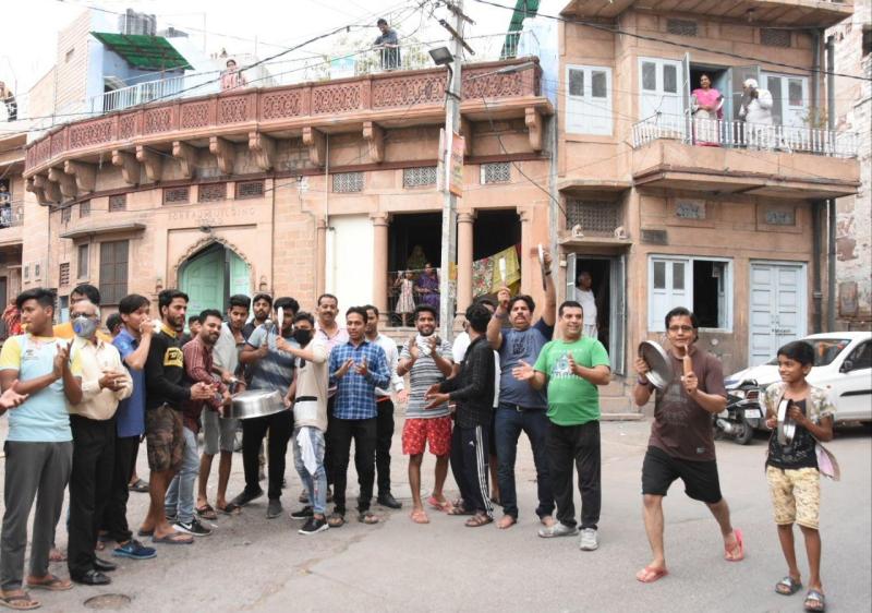 coronavirus : clapping and clattering during janta curfew in jodhpur