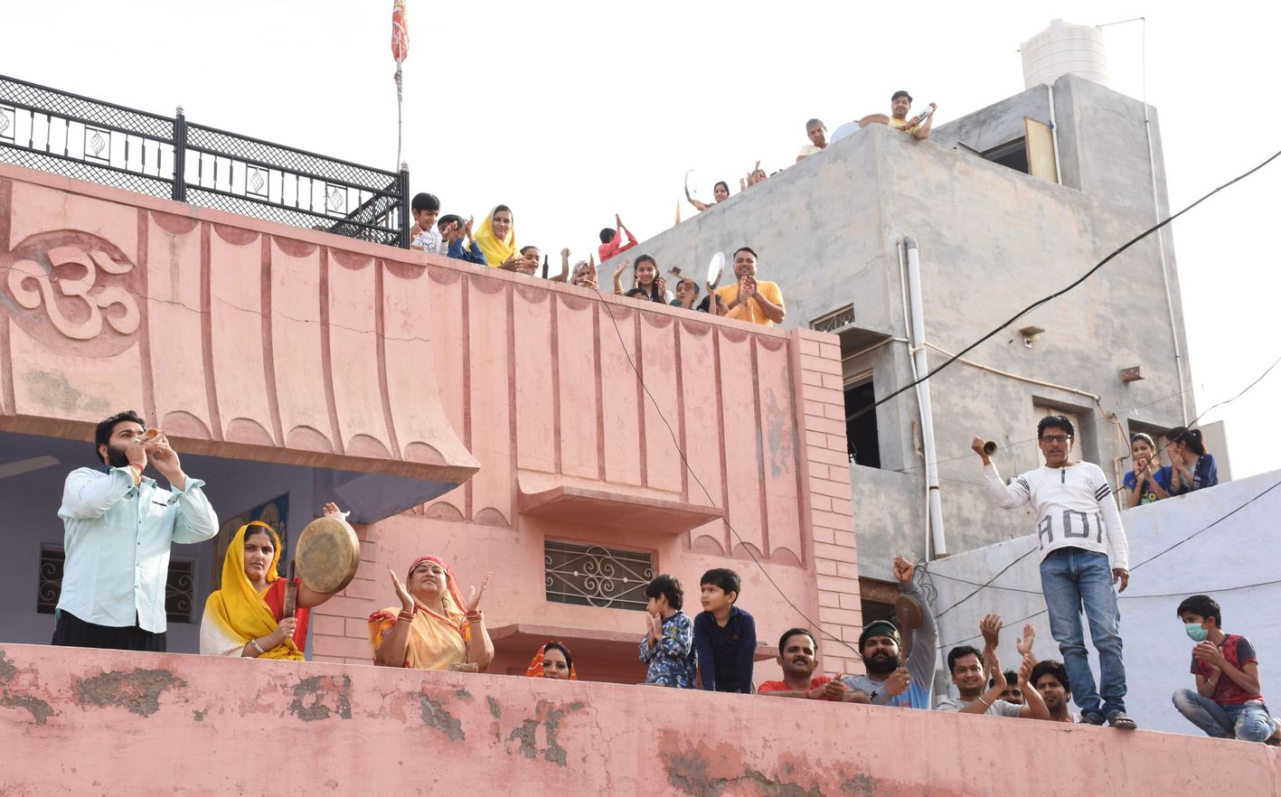 हर घर में बजी थाली-घंटी, शंख ध्वनि और झालर की झंकार से गूंजा शहर
