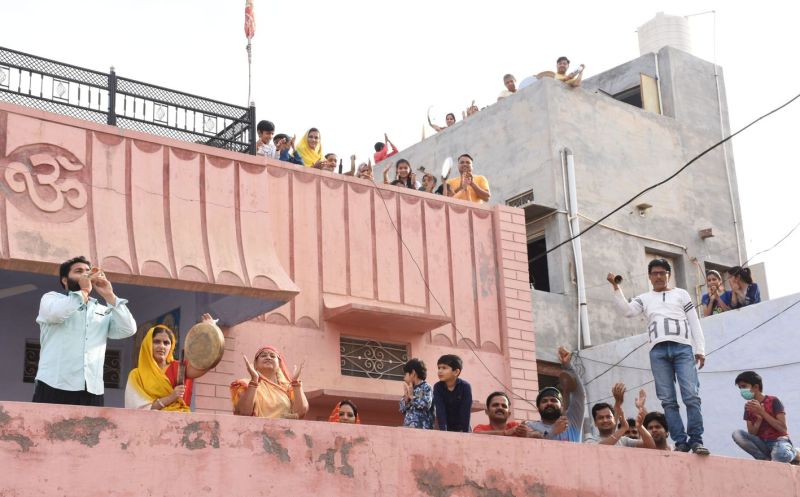हर घर में बजी थाली-घंटी, शंख ध्वनि और झालर की झंकार से गूंजा शहर