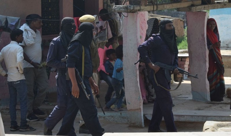 पुलिस दल पर फायरिंग कर डकैत गिरोह फरार