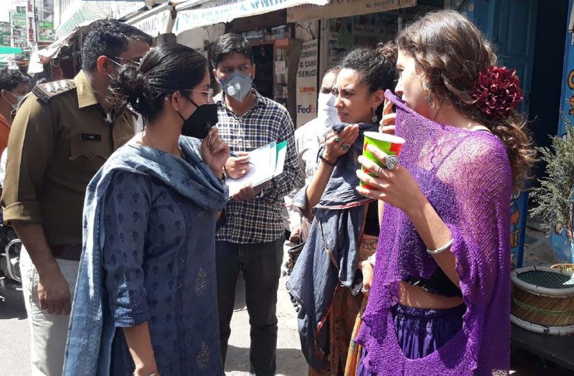 पर्यटकों पर सख्ती के बाद बैकफुट पर आया प्रशासन