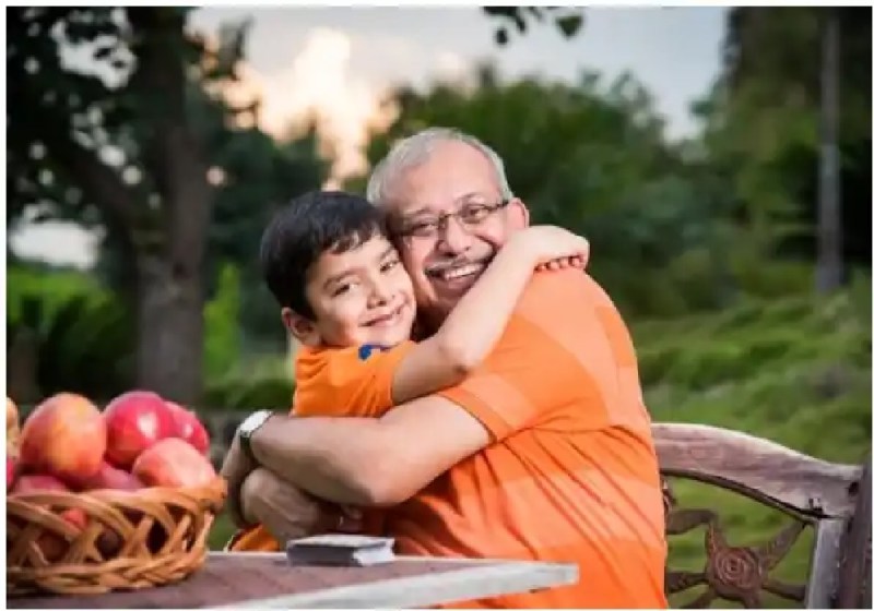 जब अपनों का मिले प्यार तो बुजुर्ग न लांघें द्वार, कोरोना से बचाने के लिए रखें उनका खास ख्याल